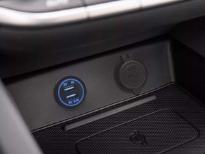 Adaptor auto cu lumina albastra USB 3.1A instalabil in locas bricheta 12–24V M'N'C