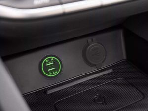 Adaptor auto cu lumina verde USB 3.1A instalabil in locas bricheta 12–24V M'N'C