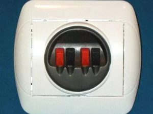 Conector boxa x4 perete sub tencuiala